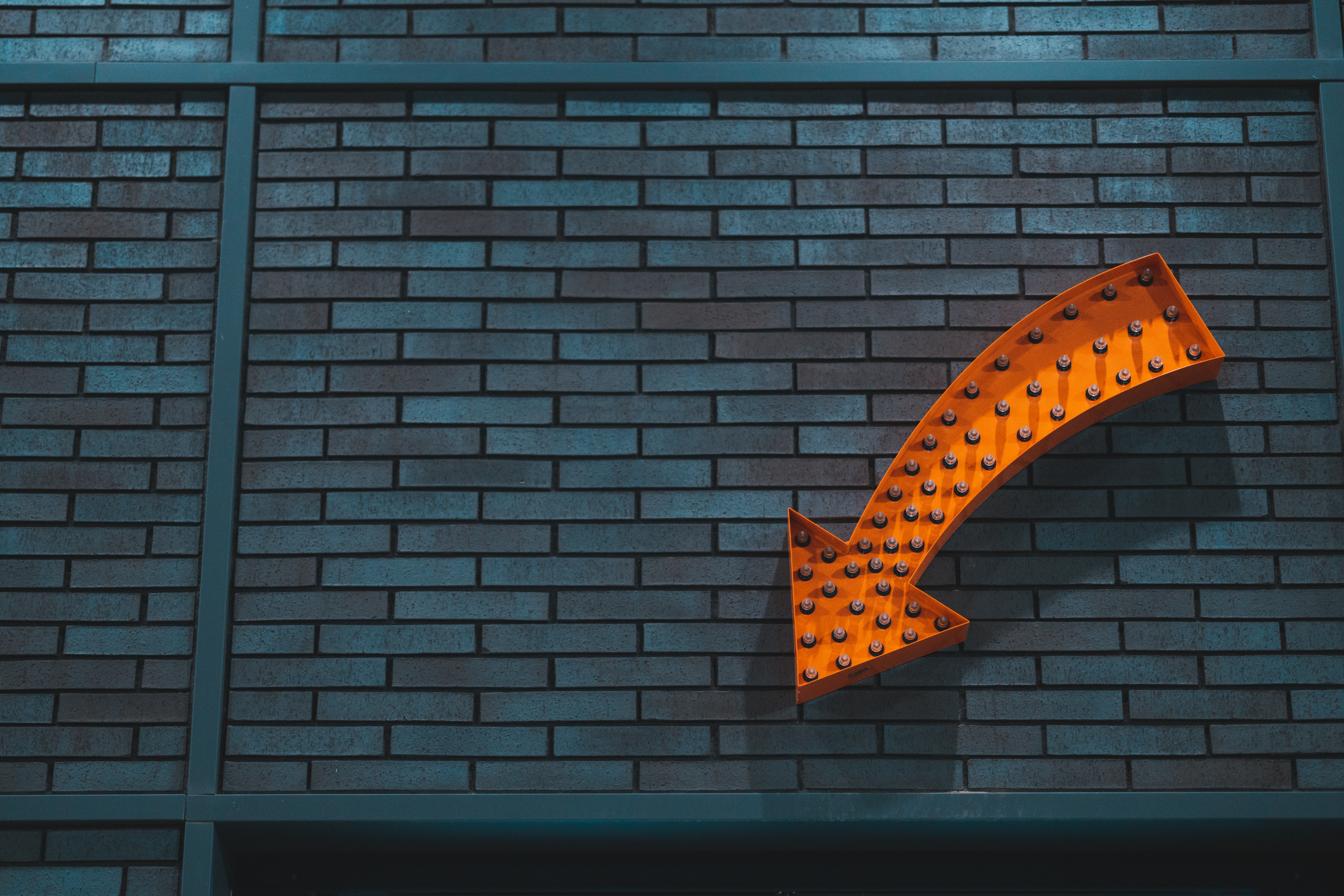An orange arrow sign pointing down, as if to say: Look here