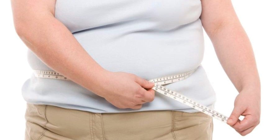 overweight-person-measures-waistline